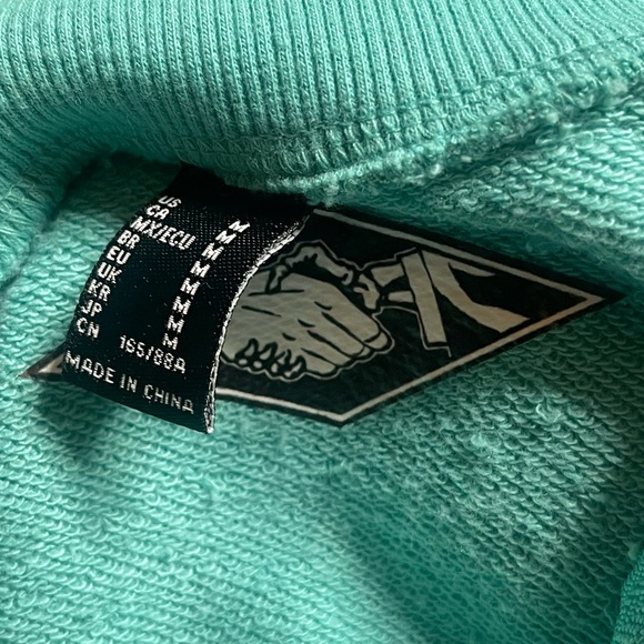 💰 5/25$ ♻️ 8 Ball Nightmare Sleeve Teal Women’s Medium Crop Top - Picture 7 of 11